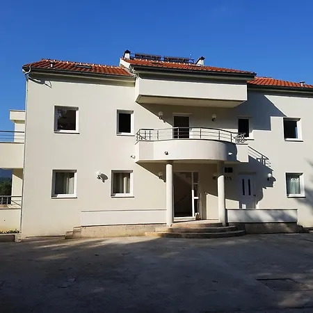 Apartment Maslinica *